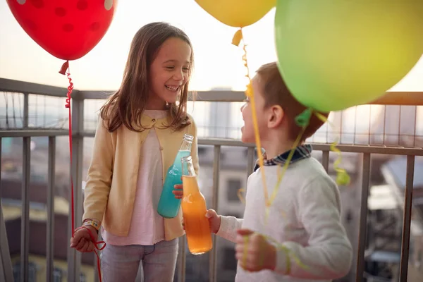 Kleine Mädchen Und Jungen Halten Luftballons Der Hand Und Verbringen — Stockfoto