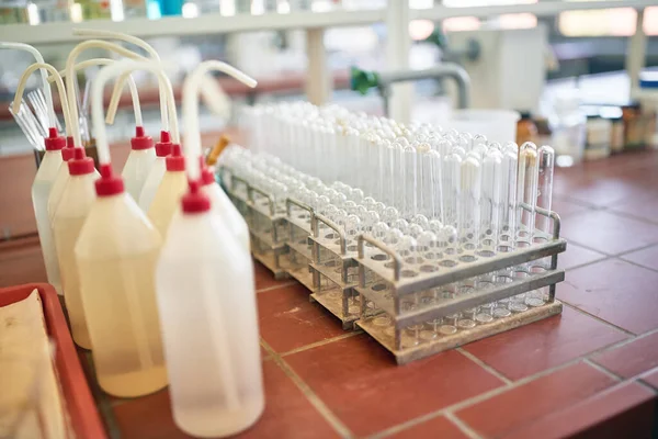 Laborgeräte Ordentlich Gestapelt Einer Sterilen Laborumgebung Chemie Labor Apparat — Stockfoto