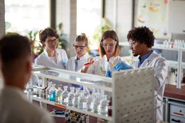 Young Students Mix Chemicals Test Tube Sterile Laboratory Environment Science — Fotografia de Stock