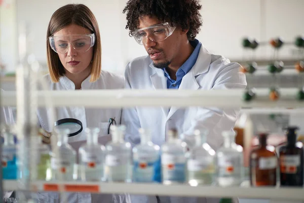 Young Students Working Caution Dangerous Chemicals Sterile Laboratory Enviroment Science — Stock Photo, Image