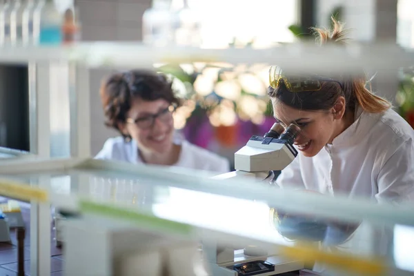 Młode Wesołe Uczennice Chemii Dobrze Się Bawią Pracując Mikroskopem Laboratorium — Zdjęcie stockowe