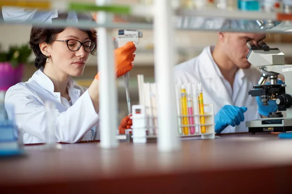 Jovens Estudantes Química Estão Fazendo Pipetagem Microscópio Laboratório Ambiente Trabalho — Fotografia de Stock