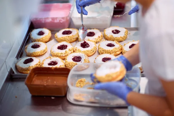 Workers Fill Delicious Donuts Jam Working Atmosphere Candy Workshop Pastry — Stock Fotó
