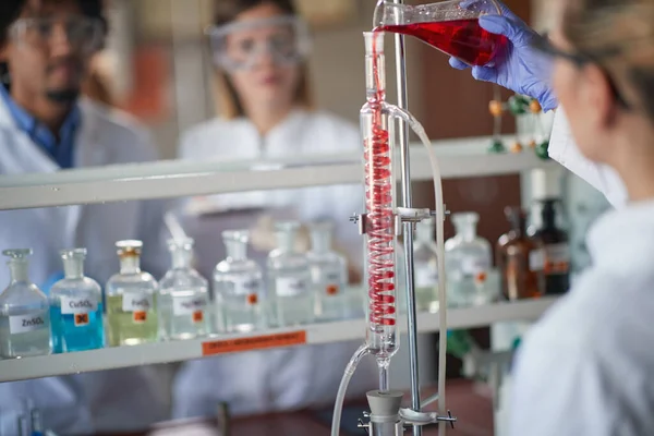 Los Jóvenes Estudiantes Química Están Trabajando Con Precaución Con Aparatos — Foto de Stock