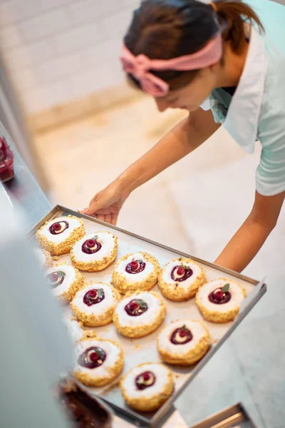 Молодая Владелица Малого Бизнеса Готовит Кондитерской Вкусные Пончики Ручной Работы — стоковое фото