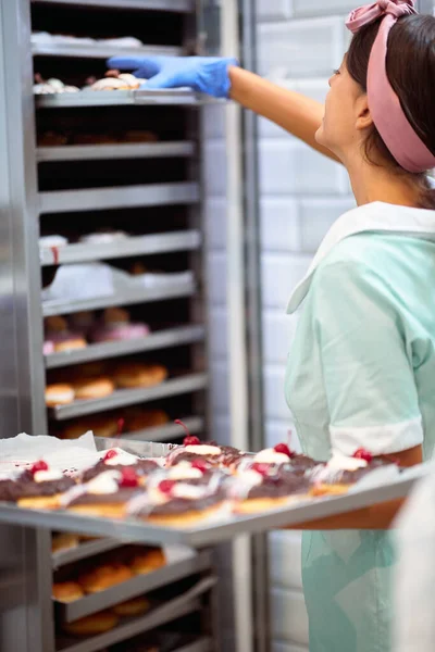 Een Jonge Kleine Ondernemer Neemt Een Snoepwerkplaats Handgemaakte Heerlijke Donuts — Stockfoto