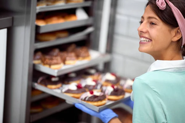 Una Joven Propietaria Una Pequeña Empresa Ambiente Agradable Taller Dulces — Foto de Stock