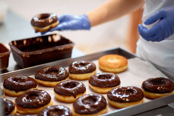 Choklad Topping Munkar Arbetsmiljö Godisverkstad Bakverk Dessert Söt Gör — Stockfoto