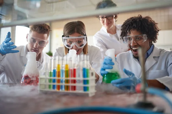 Jonge Scheikundestudenten Een Laboratorium Ontspannen Sfeer Zijn Enthousiast Tijdens Het — Stockfoto