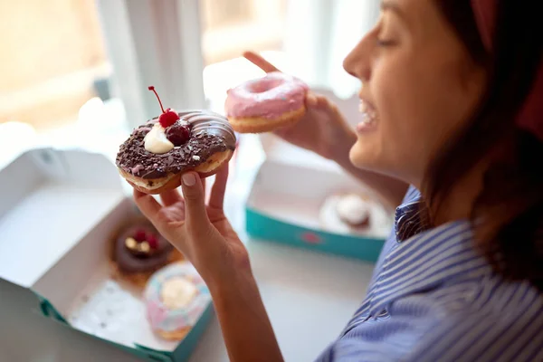 제과점의 분위기 소녀는 맛있는 도넛을 있습니다 디저트 — 스톡 사진