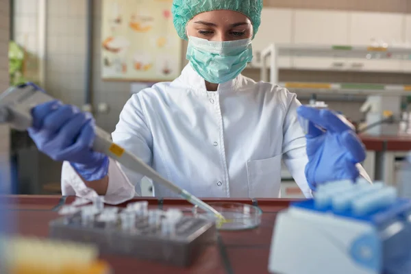Młoda Kobieta Naukowiec Pracująca Sterylnym Środowisku Laboratoryjnym Nauka Chemia Laboratorium — Zdjęcie stockowe