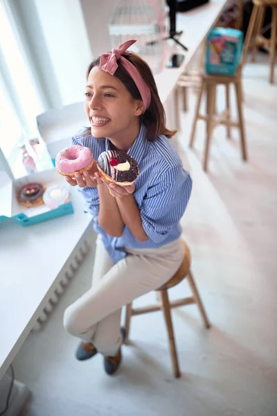 Young Attractive Girl Ina Pleasant Atmosphere Pastry Shop Brighten Her — Stock fotografie