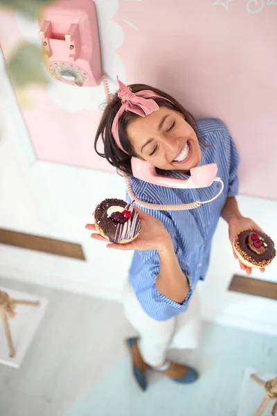 Genç Yakışıklı Bir Kız Telefonda Retro Görünümlü Bir Pastanede Hoş — Stok fotoğraf