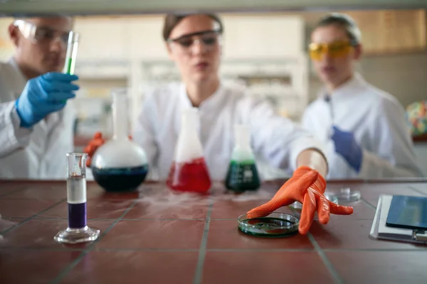 Jóvenes Estudiantes Química Ambiente Trabajo Laboratorio Universitario Hacen Experimento Ciencia — Foto de Stock