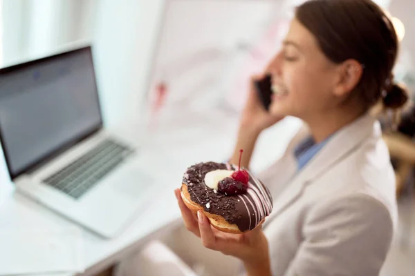 Young Business Woman Talking Smartphone While Spending Time Pleasant Atmosphere — Stock Photo, Image