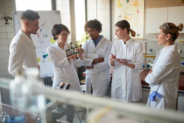 Młodzi Studenci Chemii Słuchają Wykładu Miłej Atmosferze Laboratorium Uniwersyteckim Nauka — Zdjęcie stockowe