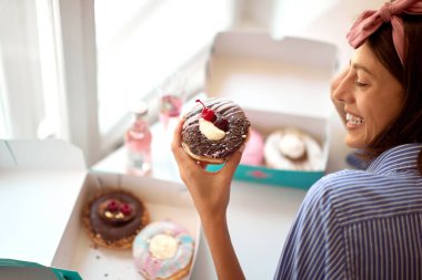 Pasta dükkanında hoş bir atmosferde güzel bir kız beklemediği lezzetli bir çöreğe tutkuyla bakıyor. Pastane, tatlı, tatlı