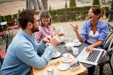 Bir grup neşeli arkadaş, güzel bir günde barın bahçesindeki rahat bir atmosferde kahveyle iyi vakit geçiriyorlar. Arkadaşlar, arkadaşlık, birlikte, bar