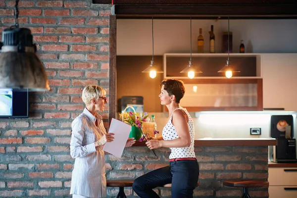 Les Femmes Affaires Âgées Parlent Travail Bar Dans Une Atmosphère — Photo