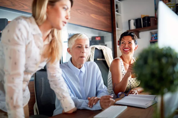 Uma Chefe Idosa Está Conversando Com Suas Colegas Sobre Trabalho — Fotografia de Stock