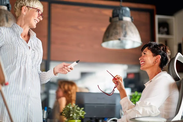 Eine Ältere Gut Gelaunte Geschäftsfrau Erzählt Von Einem Vortrag Mit — Stockfoto