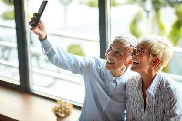 Två Äldre Affärskvinnor Med Liknande Utseende Har Bra Tid Att — Stockfoto