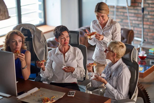 Eine Gruppe Gut Gelaunter Geschäftsfrauen Genießt Die Mittagspause Entspannter Atmosphäre — Stockfoto