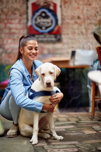 Ung Vacker Flicka Kram Med Sin Hund Samtidigt Som Hon — Stockfoto