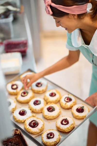 사업을 여자가 손으로 맛있는 도넛을 도저히 수없을 정도로 아름답게 단장하고 — 스톡 사진
