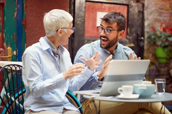 Una Anciana Tiene Una Interesante Charla Con Joven Amigo Varón — Foto de Stock