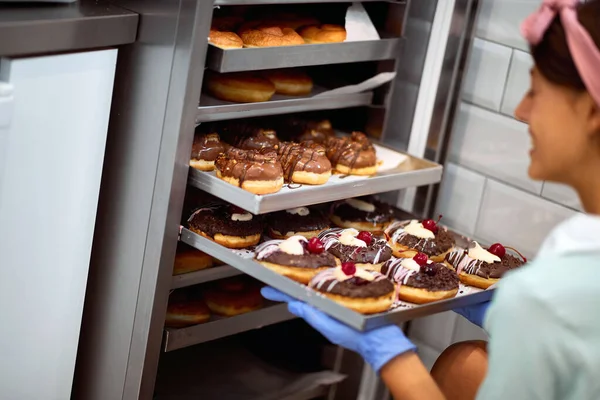 Une Jeune Propriétaire Petite Entreprise Remplit Placard Délicieux Beignets Faits — Photo