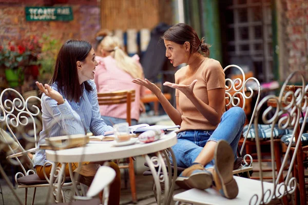 Duas Estudantes Sexo Feminino Ter Uma Conversa Interessante Enquanto Tomar — Fotografia de Stock