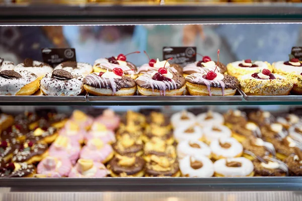 Egy Vitrinnyi Finom Fánk Ellenállhatatlan Megjelenéssel Egy Édességboltban Sütemény Desszert — Stock Fotó