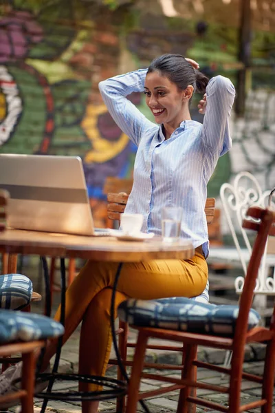 Una Giovane Studentessa Sta Godendo Contenuto Laptop Mentre Prende Caffè — Foto Stock