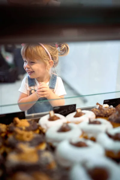 Niña Teniendo Frenesí Donuts Dentro Una Tienda Galletas — Foto de Stock