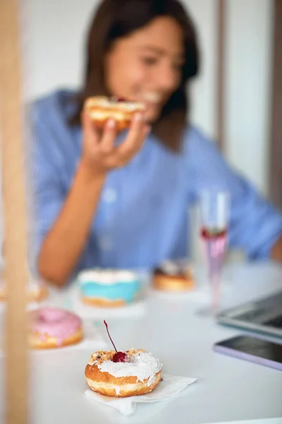 Una Giovane Donna Felice Sta Mangiando Deliziose Ciambelle Una Piacevole — Foto Stock