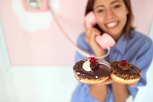 Närbild Ung Vacker Flicka Som Har Intressant Konversation Telefon Och — Stockfoto