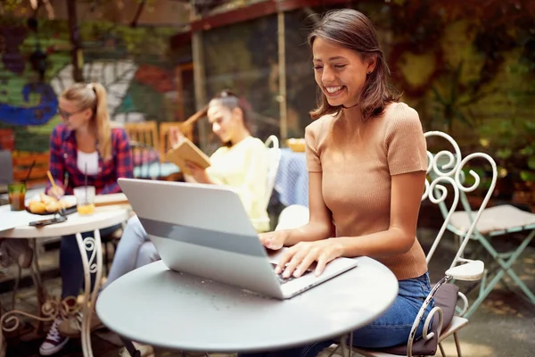 Una Giovane Bella Ragazza Sta Godendo Una Chiacchierata Computer Portatile — Foto Stock