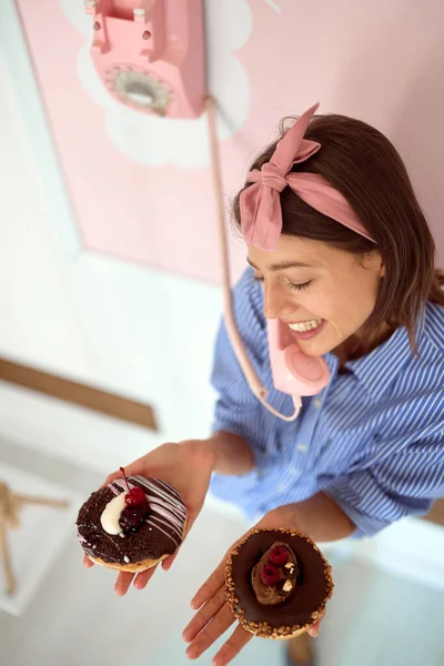 Disparo Desde Arriba Una Joven Hermosa Niña Con Rosquillas Chocolate — Foto de Stock