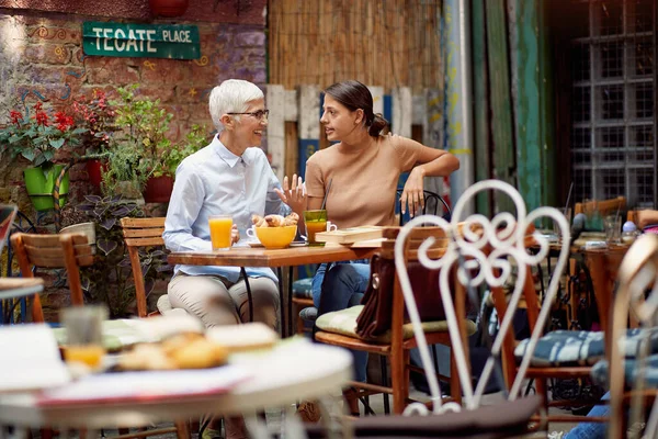 Older Woman Enjoying Company Her Young Female Friend While Have — Stock Photo, Image