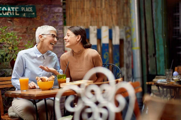 Två Kvinnliga Vänner Olika Generationer Har Roligt Medan Tar Drink — Stockfoto