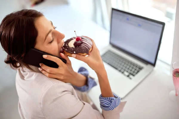 Young Handsome Business Woman Enjoying While Eating Delicious Donut Pleasure — Stock Photo, Image