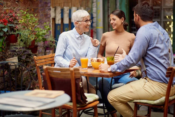 Különböző Generációk Barátai Beszélgetnek Miközben Isznak Egy Italt Egy Nyugodt — Stock Fotó