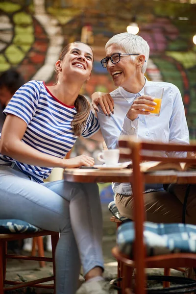 Duas Amigas Gerações Diferentes Brincando Enquanto Bebem Uma Bebida Ambiente — Fotografia de Stock