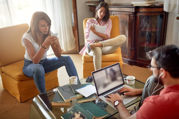 Grupo Tres Estudiantes Que Aprenden Juntos Casa — Foto de Stock