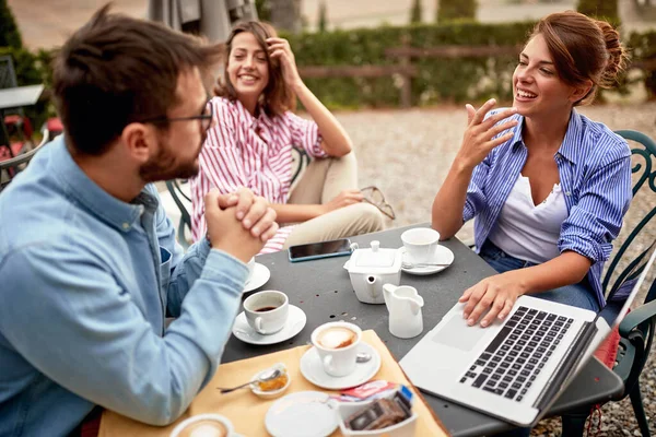 Grupo Estudantes Escrevendo Papel Juntos Enquanto Bebem Café — Fotografia de Stock