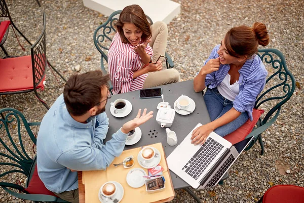 Tres Amigos Felices Tomando Café Juntos Cafetería — Foto de Stock