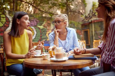 Bir grup kız öğrenci güzel bir günde bir barın duvarında içki içerken dedikodu yapıyorlar. Boş zaman, bar, arkadaşlık, açık hava.