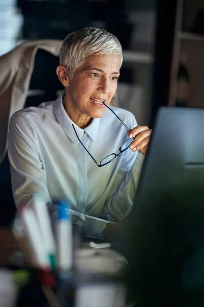 Ledande Affärskvinna Arbetar Dator Trevlig Atmosfär Arbetsplatsen Affärer Kontor Jobb — Stockfoto