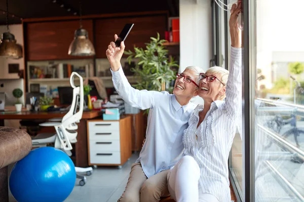 Glada Äldre Kvinnliga Kollegor Som Tar Selfie Behaglig Atmosfär Arbetsplatsen — Stockfoto